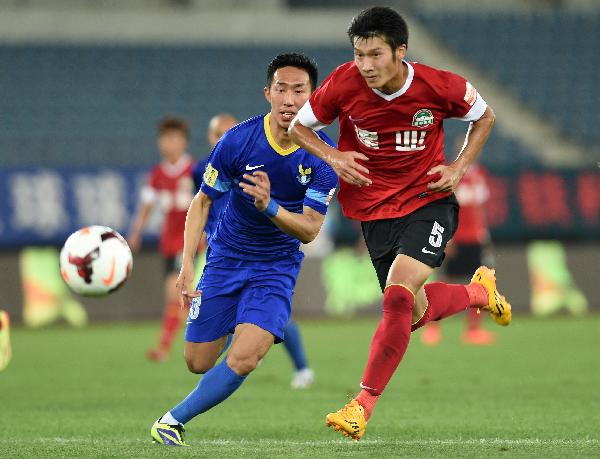 庆祝欧洲杯夺冠，英格兰女足前锋凯莉在伦敦街头跳舞