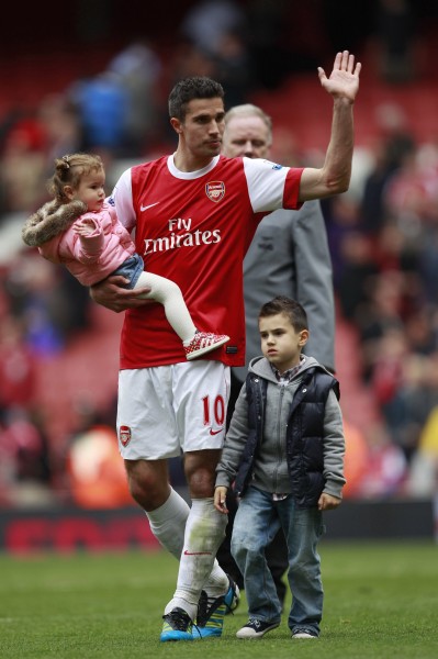 半场战报：卡利亚里2-2热那亚，塞巴斯蒂亚诺-埃斯波西托、博雷利建功，厄斯蒂高、维蒂尼亚破门