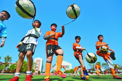 TES 战队 2-1 战胜 BLG 战队成功晋级淘汰赛八强