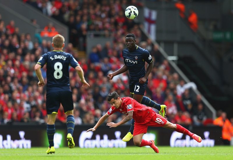 青岛西海岸主教练邵佳一成功保级，郑智接任后计划邀请黄博文、李雷雷等助教，助力球队发展。